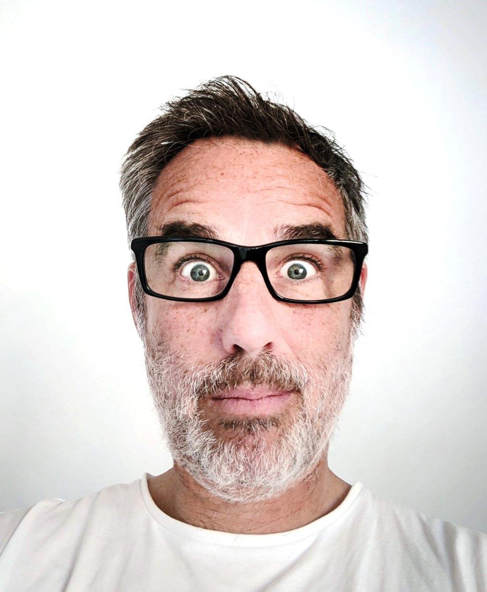 Pablo Urrutia, con gafas y cara de sorpresa