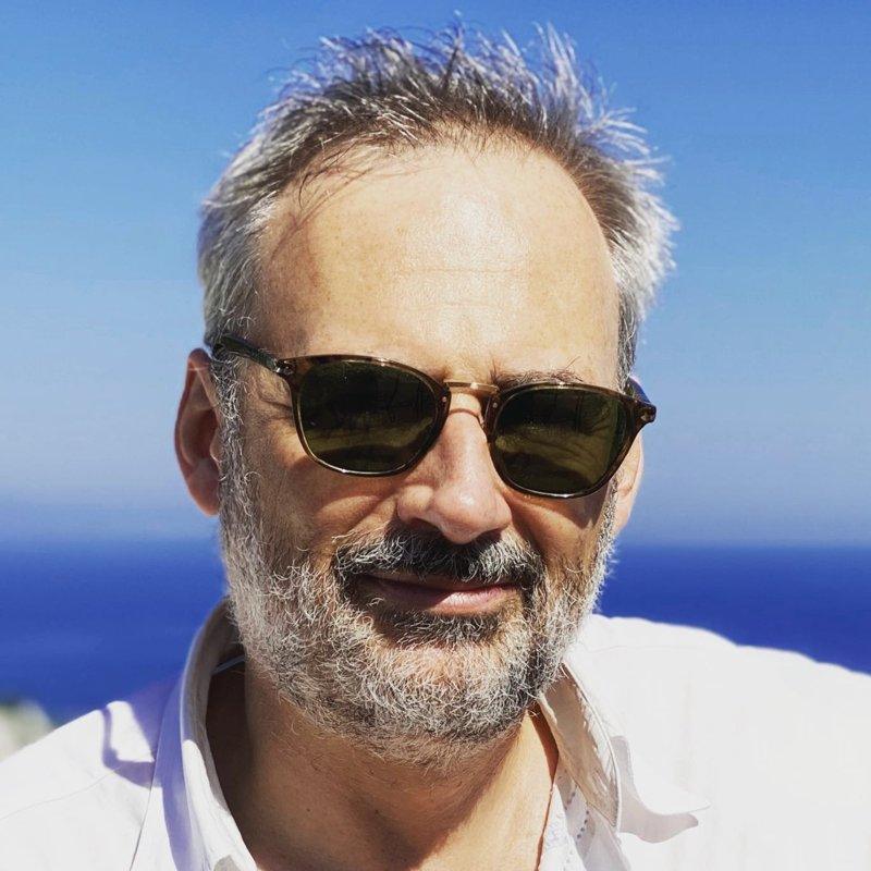 Juan Dapena, con gafas de sol frente al mar